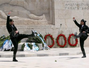 Εύζωνες με τη στολή του Πόντιου αντάρτη στην εκδήλωση για τη Γενοκτονία (βίντεο)